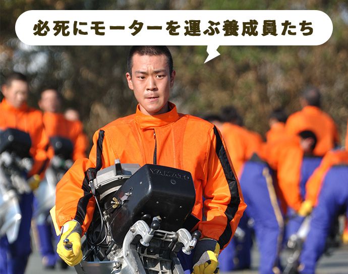 必死にモーターを運ぶ養成員たち