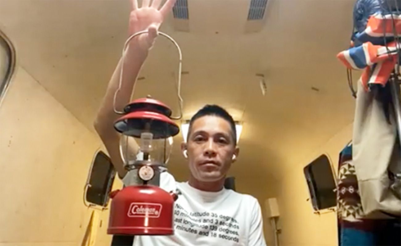 自身の生まれ年と、同じ年に製造されたランタンを持つ菊地選手
