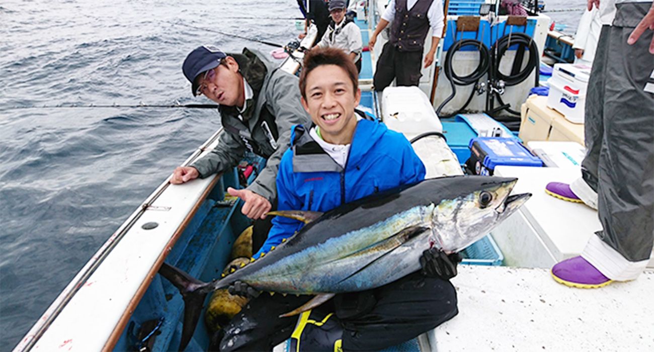 毒島選手が釣り上げた111cmの「マグロ」