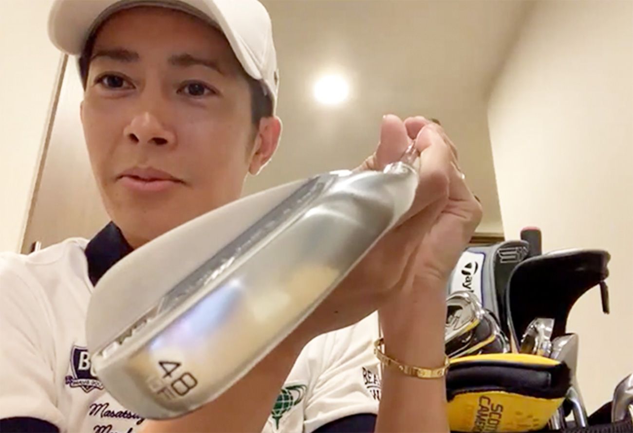 愛用のウェッジを紹介する篠崎選手