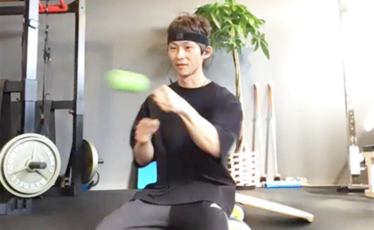 ボールを正確に叩き、動体視力を鍛えるトレーニング器具を紹介する下條選手