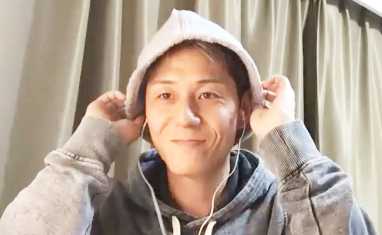 最近購入したサウナハットを、うれしそうに被る河村選手